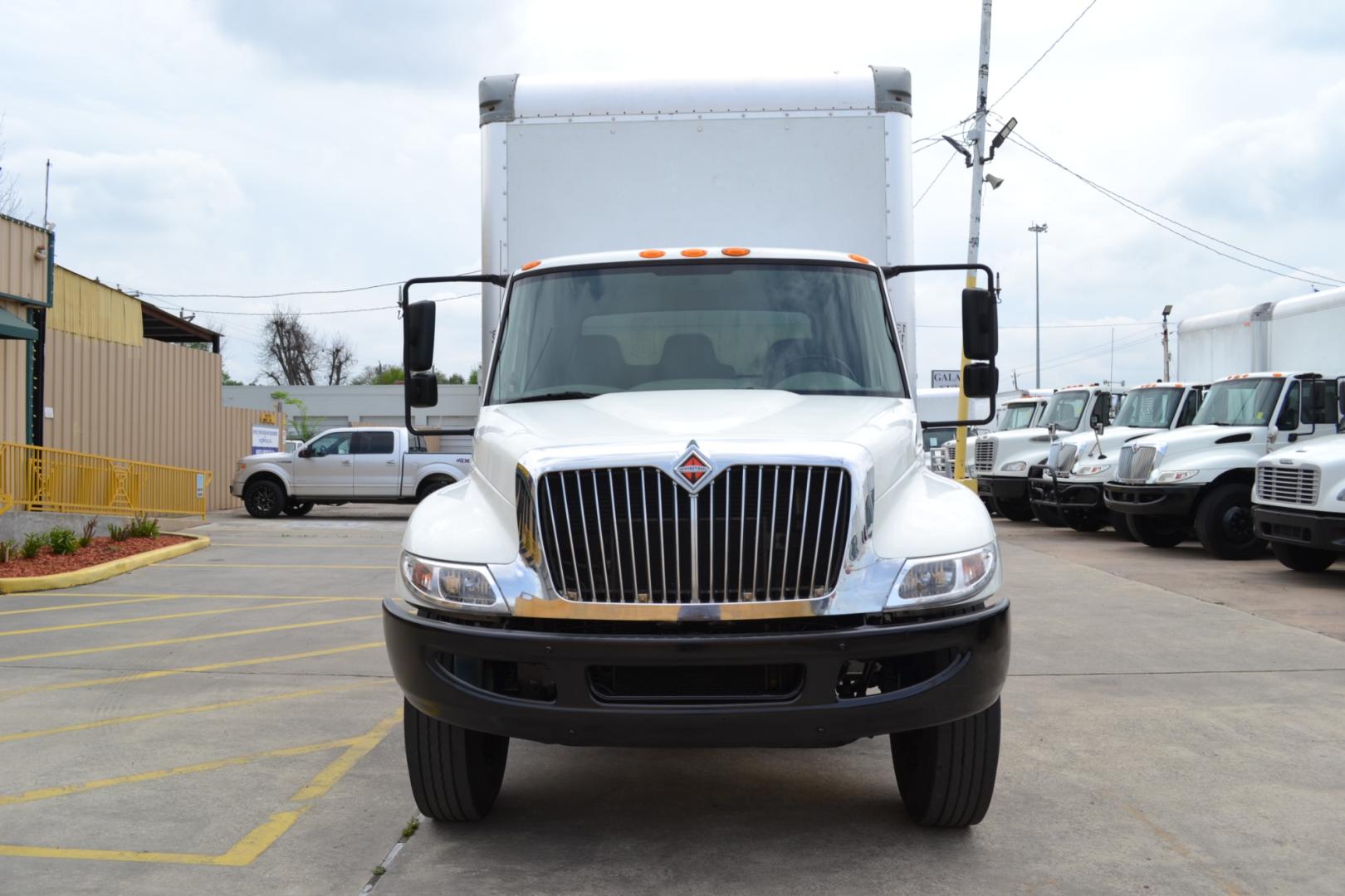 2017 WHITE /GRAY INTERNATIONAL 4300 with an CUMMINS ISB 6.7L 240HP engine, EATON FULLER PROCISION AUTOMATIC transmission, located at 9172 North Fwy, Houston, TX, 77037, (713) 910-6868, 29.887470, -95.411903 - Photo#1